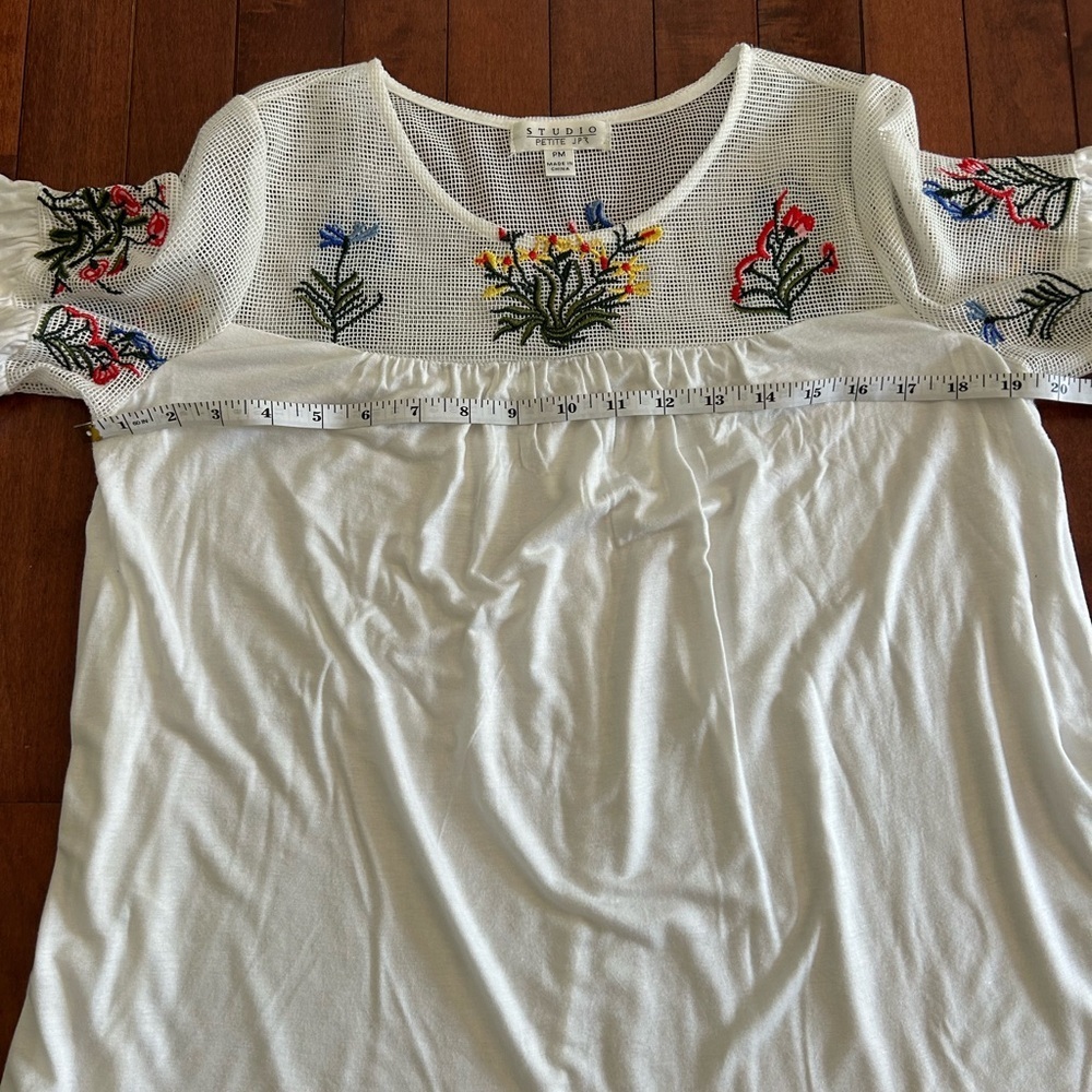 White Embroidered Floral Top Tee with Bell Sleeves Size Petite Medium - Picture 6 of 12